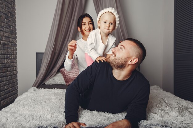 Padre y madre con hija pequeña.