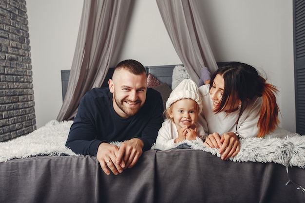 Padre y madre con hija pequeña.