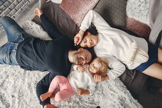 Padre y madre con hija pequeña.