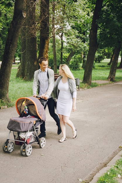 Foto gratuita padre y madre paseando a su bebé