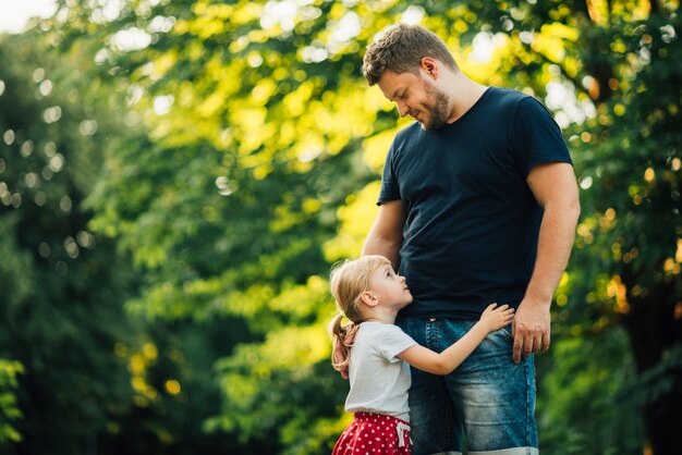 Padre mirando a su hija