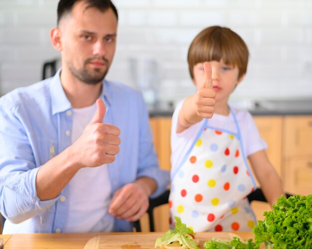 Padre monoparental y niño pulgares arriba