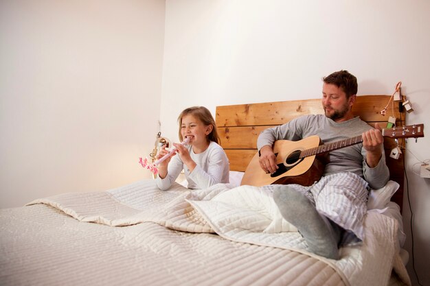 Padre y niña con instrumentos musicales