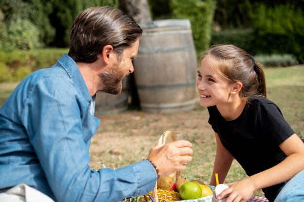 Padre y niña sonriente de tiro medio