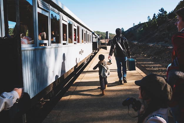 Padre con niño en la estación