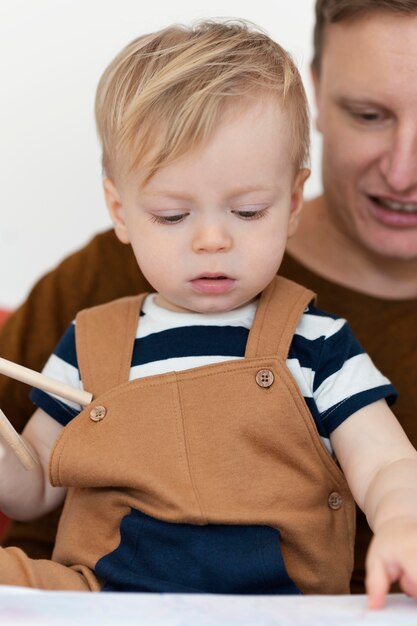 Foto gratuita padre y niño lindo de cerca