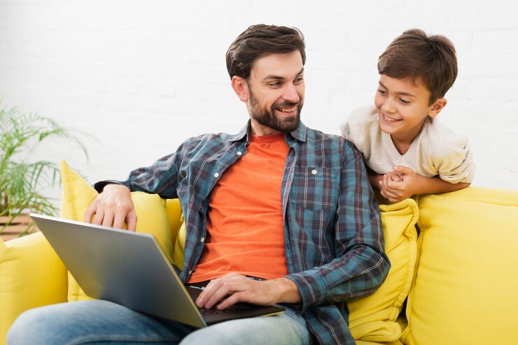 Foto gratuito padre y niño lindo mirando en la computadora portátil