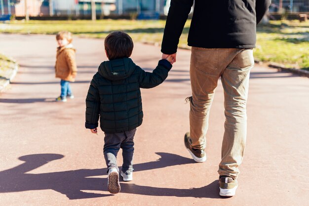 Padre con niño en parque