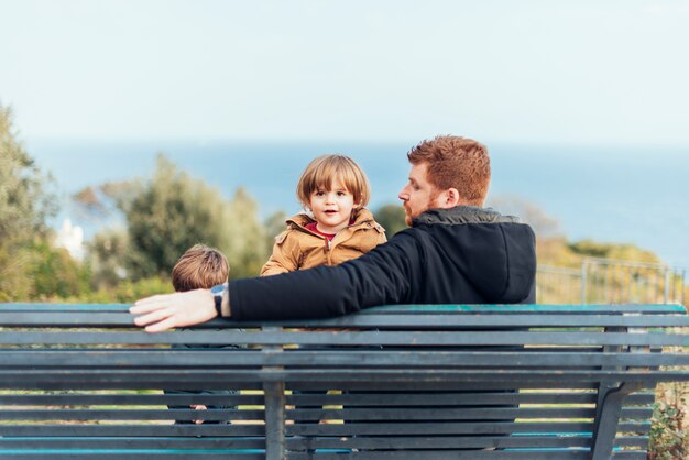 Padre con niño en parque