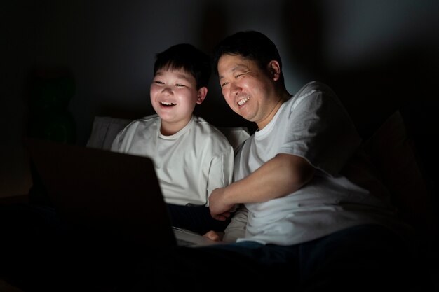 Padre y niño sonriente de tiro medio