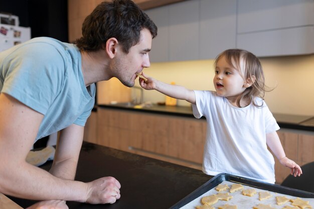 Padre y niño de tiro medio en la cocina