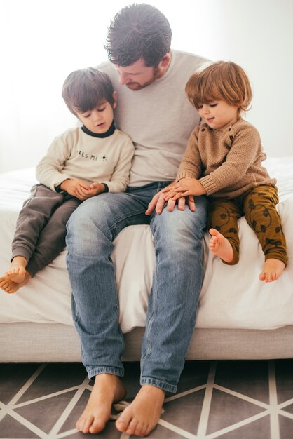 Padre con niños en casa