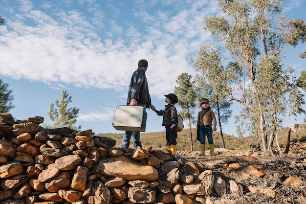 Padre con niños en piedras