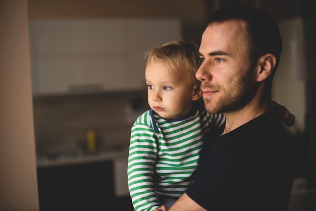 Foto gratuita padre orgulloso con su hijo