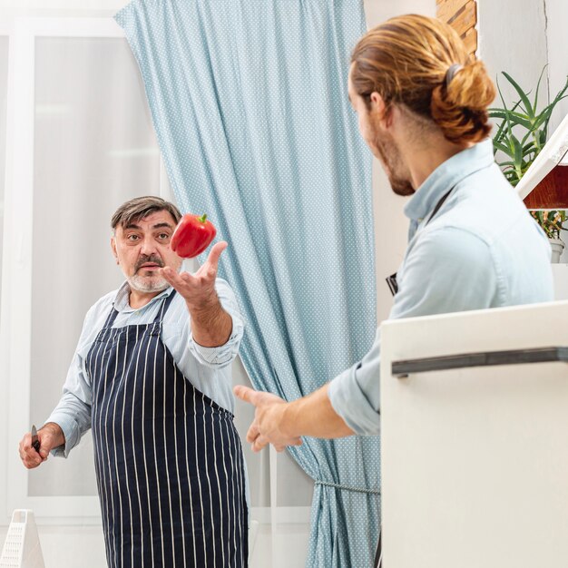 Padre pasando un pimiento a su hijo