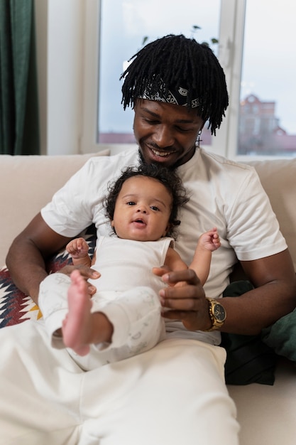 Foto gratuita padre pasando tiempo con el bebé