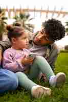 Foto gratuita padre pasando tiempo con su hija al aire libre el día del padre.