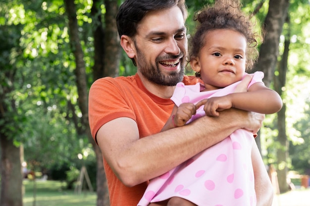 Padre pasar tiempo junto con su niña al aire libre