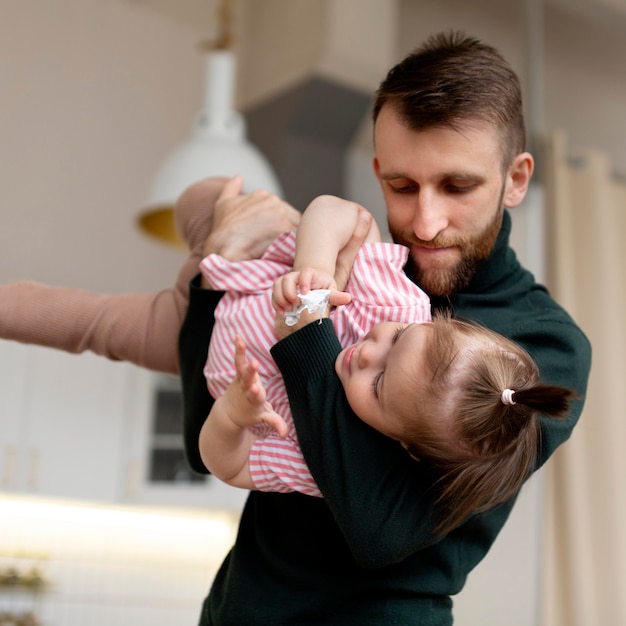 Padre pasar tiempo con su adorable hija