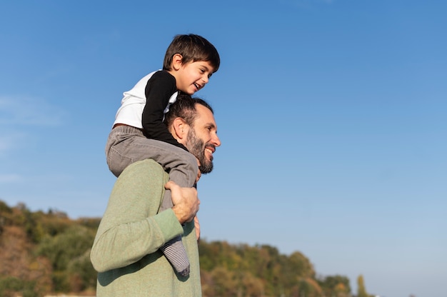 Padre pasar tiempo con su hijo