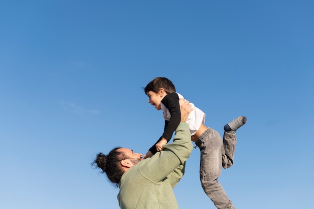 Foto gratuita padre pasar tiempo con su hijo