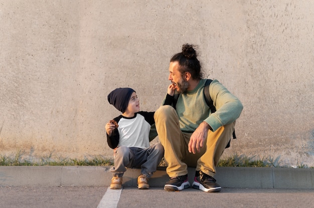 Padre pasar tiempo con su hijo