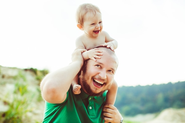 &quot;Padre de pelo corto llevando niño sobre los hombros&quot;