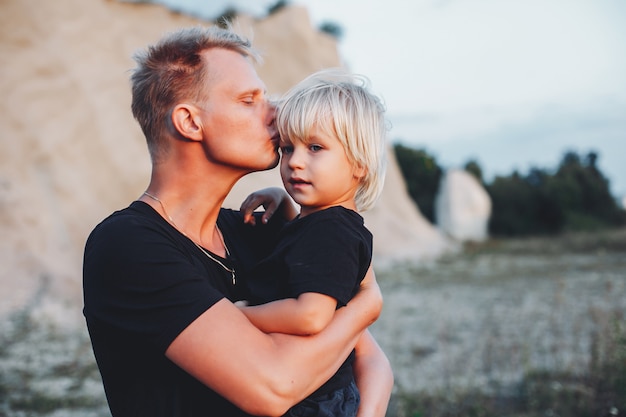 Padre con pequeño hijo