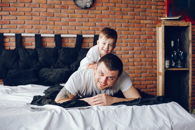 Padre con pequeño hijo