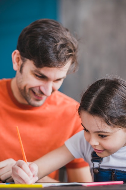 Padre pintando con hija en el día del padre