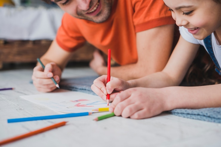 Foto gratuito padre pintando con su hija en el día del padre