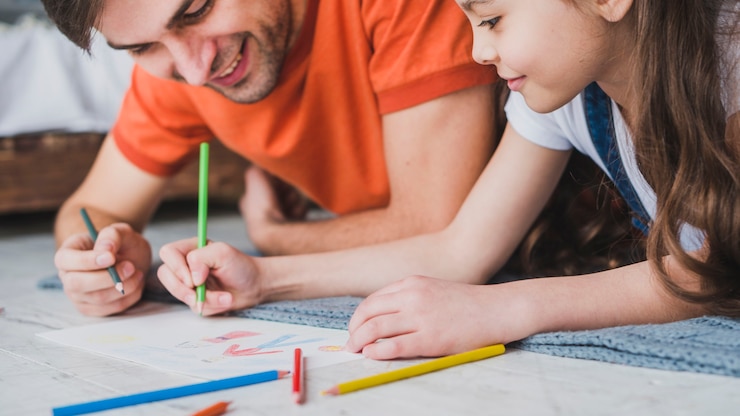 Foto gratuito padre pintando con su hija en el día del padre