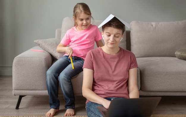 Foto gratuita padre de plano medio trabajando en casa