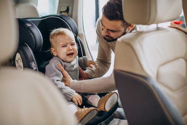 Padre, poniendo, hija, en, un, asiento de coche