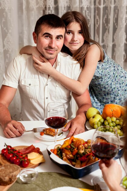 Padre posando con hija en la mesa