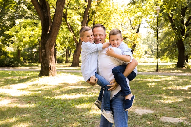 Padre posando con sus hijos.