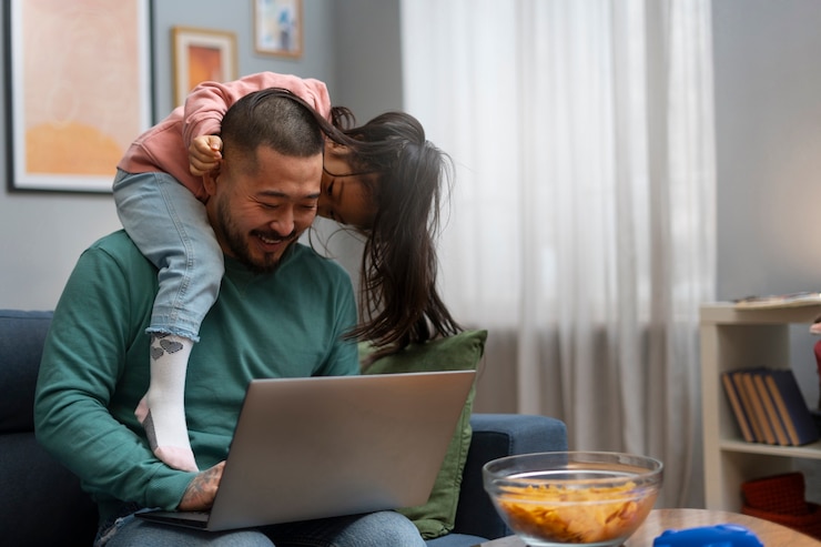 Foto gratuito padre que trabaja de forma remota con niños en casa