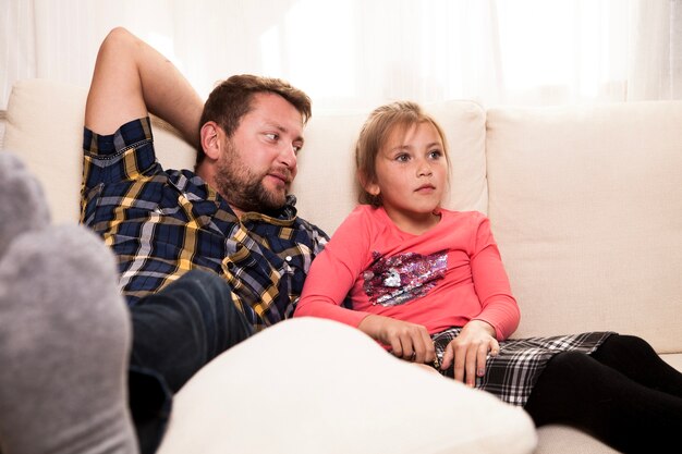 Padre relajado mirando a su hija