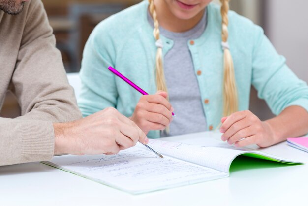 Padre siendo tutor para el primer plano de su hija