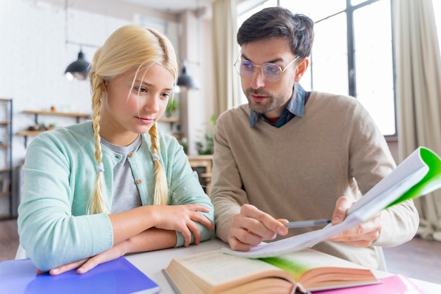 Padre siendo tutor de la vista frontal de su hija