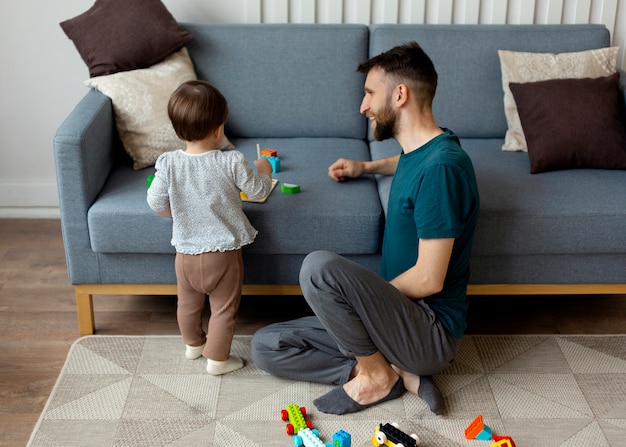 Foto gratuita padre soltero pasar tiempo con su niña