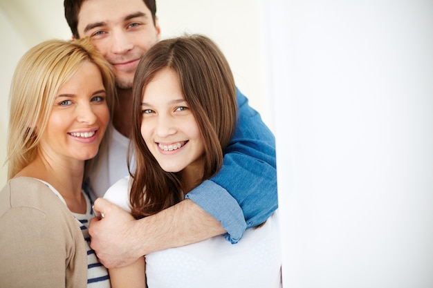 Padre sonriente abrazando a su hija