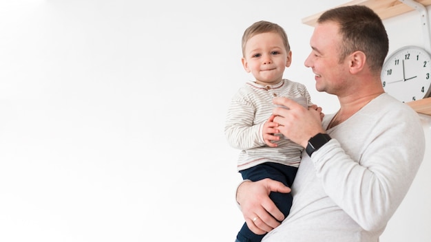 Padre sonriente con su hijo con espacio de copia