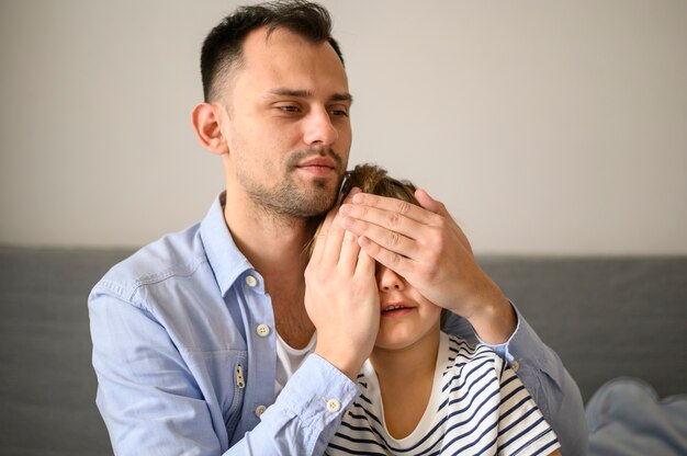 Foto gratuita padre sorprende a su hijo