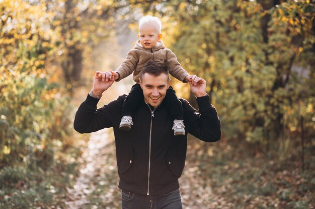 Padre sosteniendo a su hijo en el parque