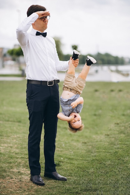 Padre sosteniendo a su hijo por la pierna