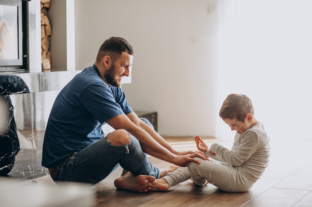 Foto gratuita padre con su hijo en casa juntos