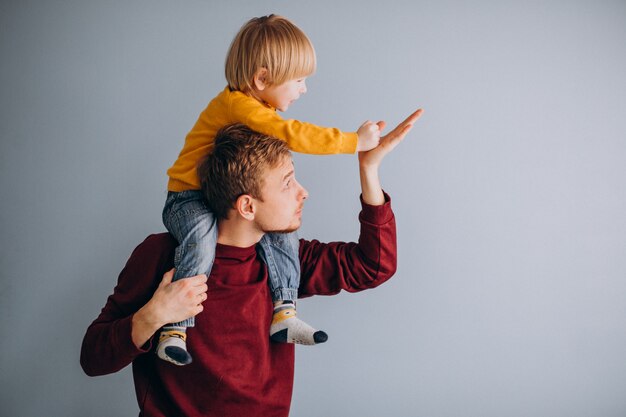 Padre con su hijo divirtiéndose juntos