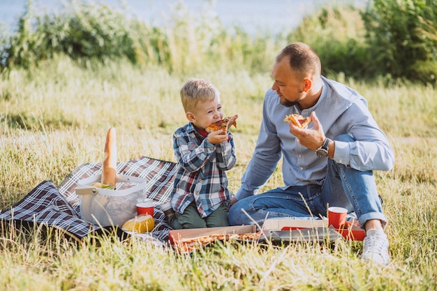 Padre con su hijo haciendo un picnic en el parque