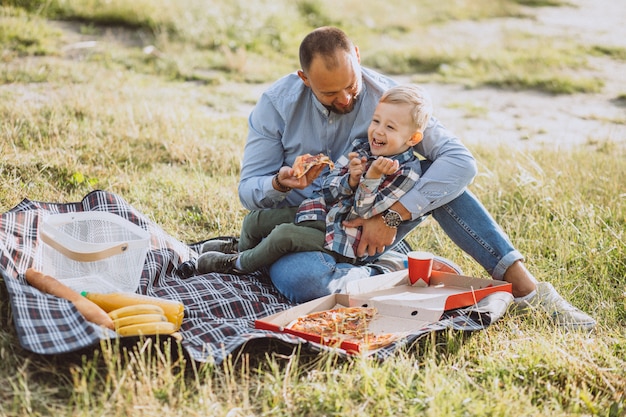 Padre con su hijo haciendo un picnic en el parque